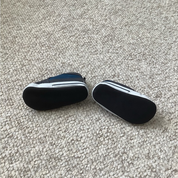 NWOT Carters Gray Blue Early Walker Sneakers Elastic Strings 9-12 Months - Picture 3 of 5